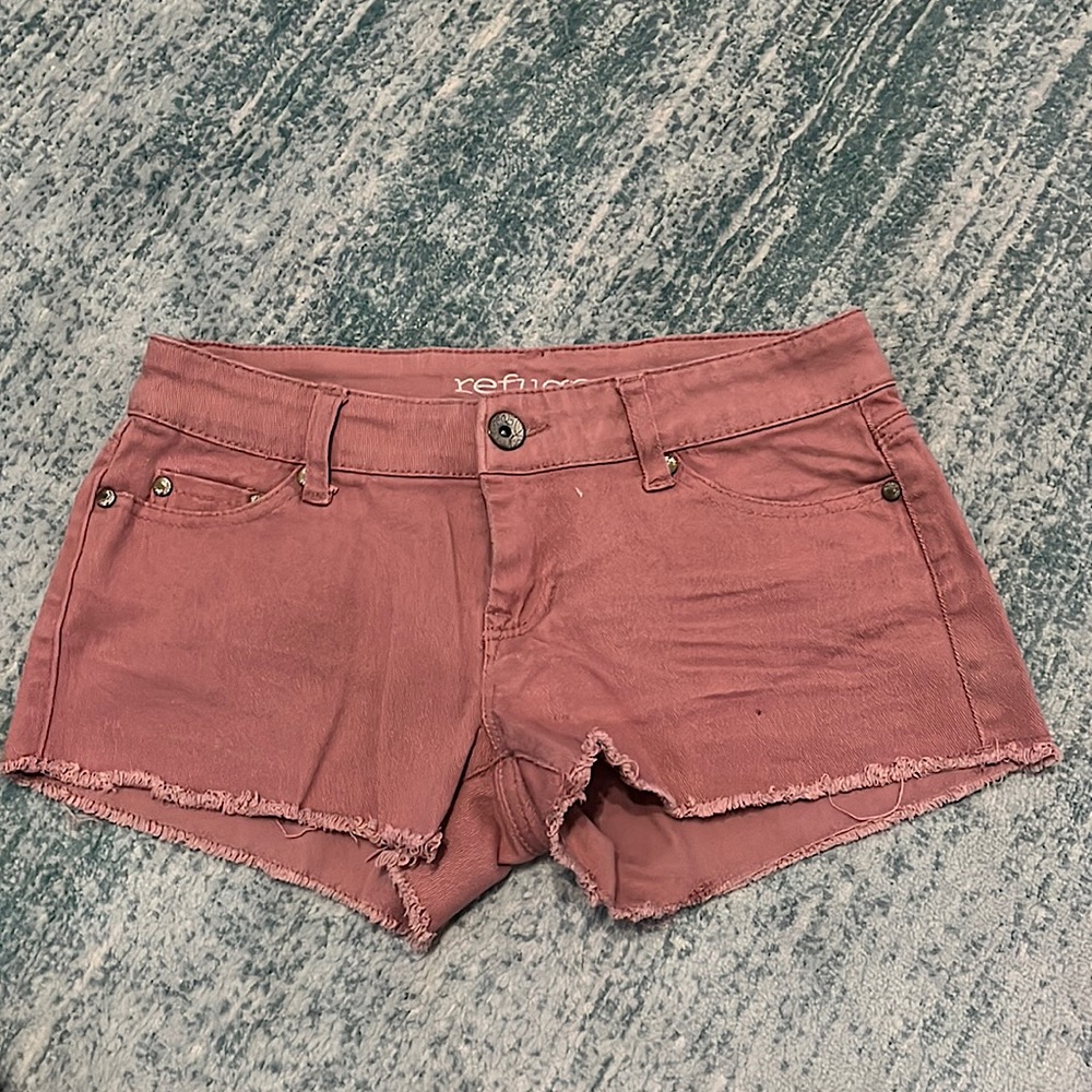 Jean shorts. Salmon pink. Silver buttons.